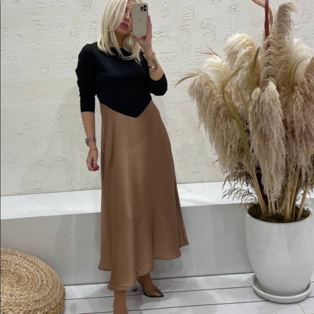 Long sleeve midi dress. Color:Black and tan. Comes in S, M and L